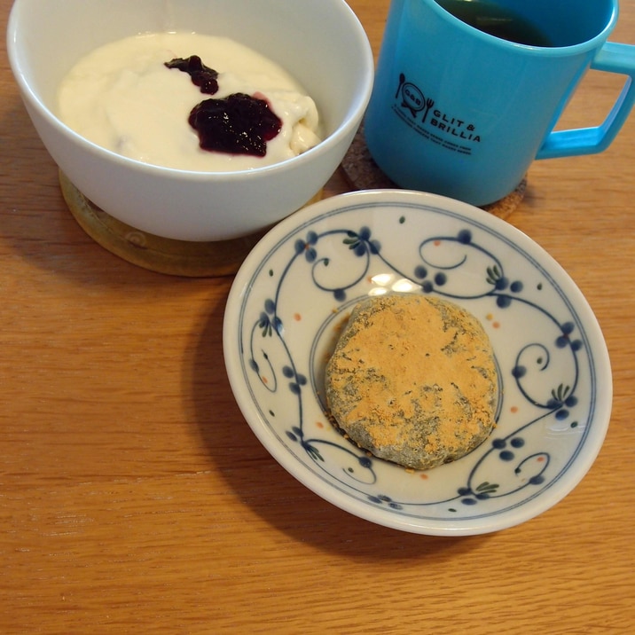 シナモン黄な粉餅とヨーグルトとカフェオレの朝食